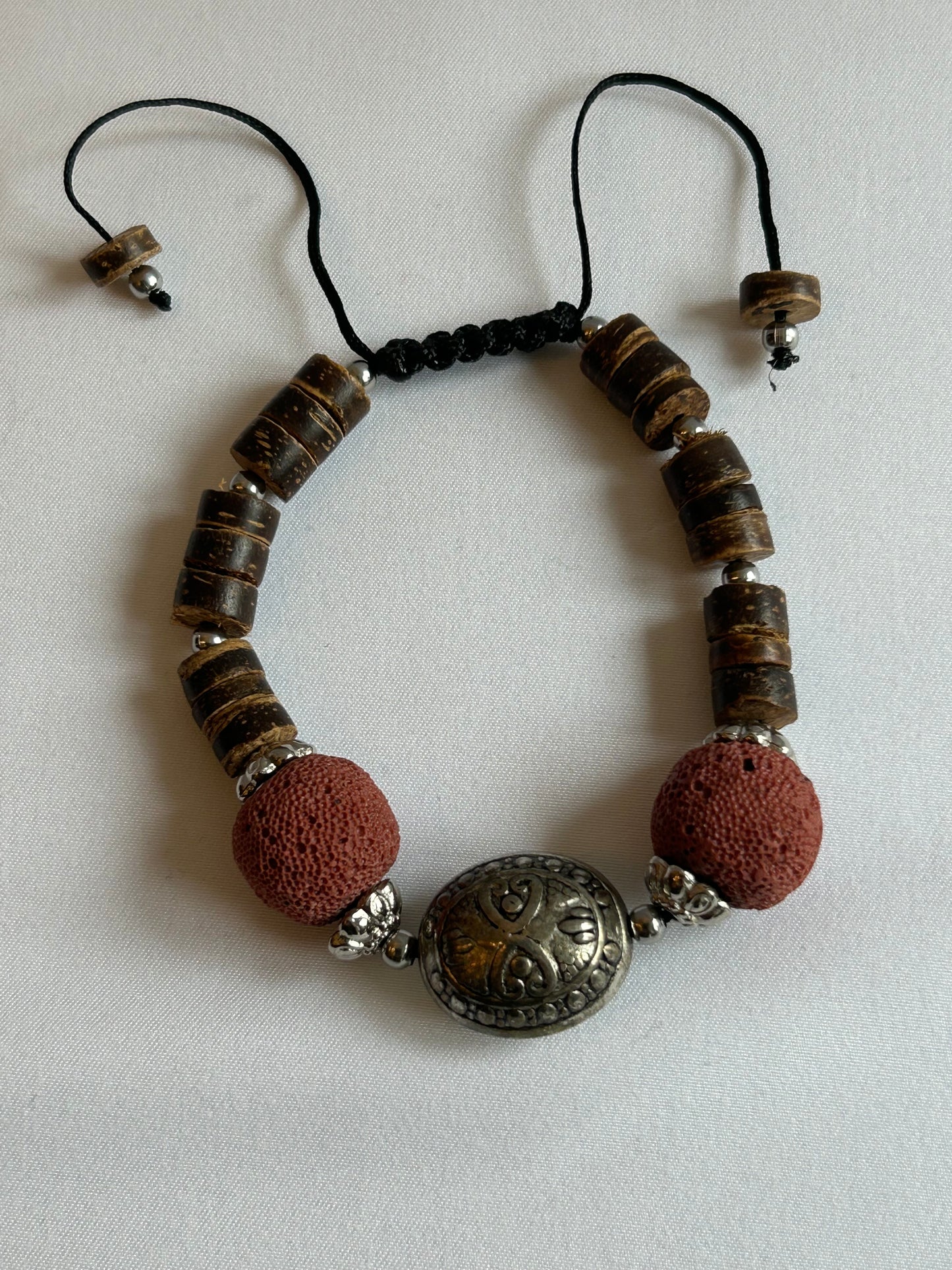 Justerbart Armband i lavasten / träpärlor