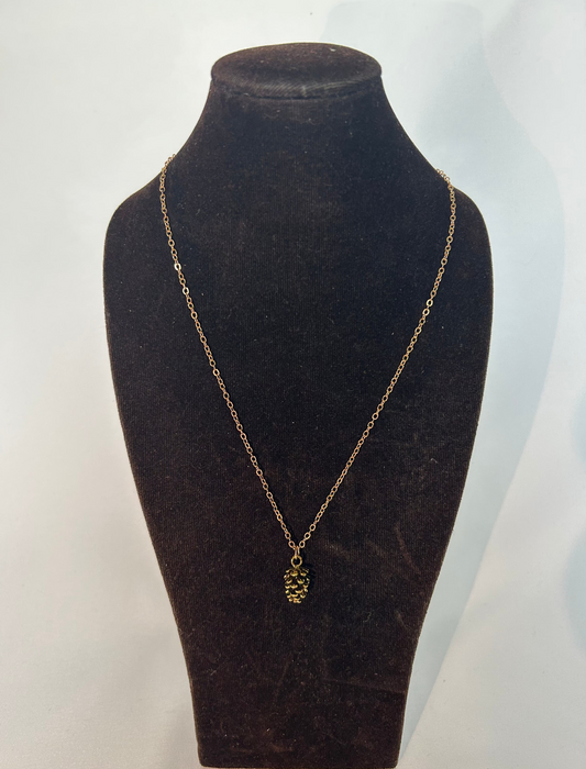Halsband med liten pinje kotte