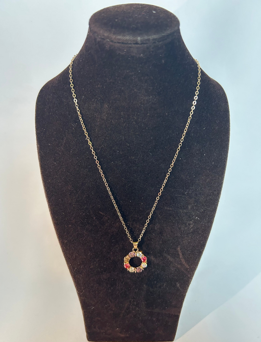 Halsband med ring av facett slipade glaspärlor