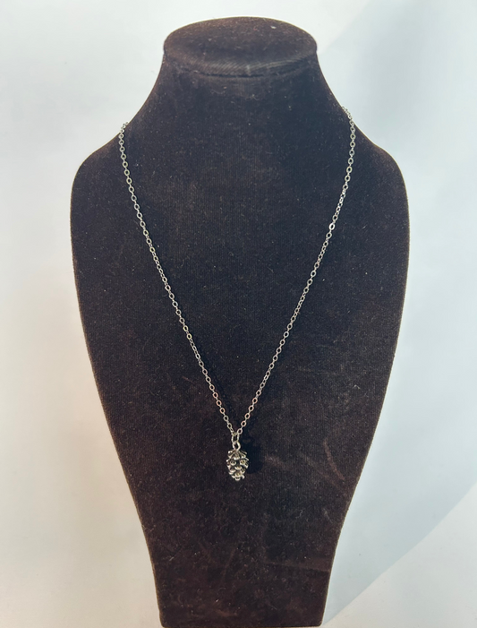 Halsband med liten pinje kotte